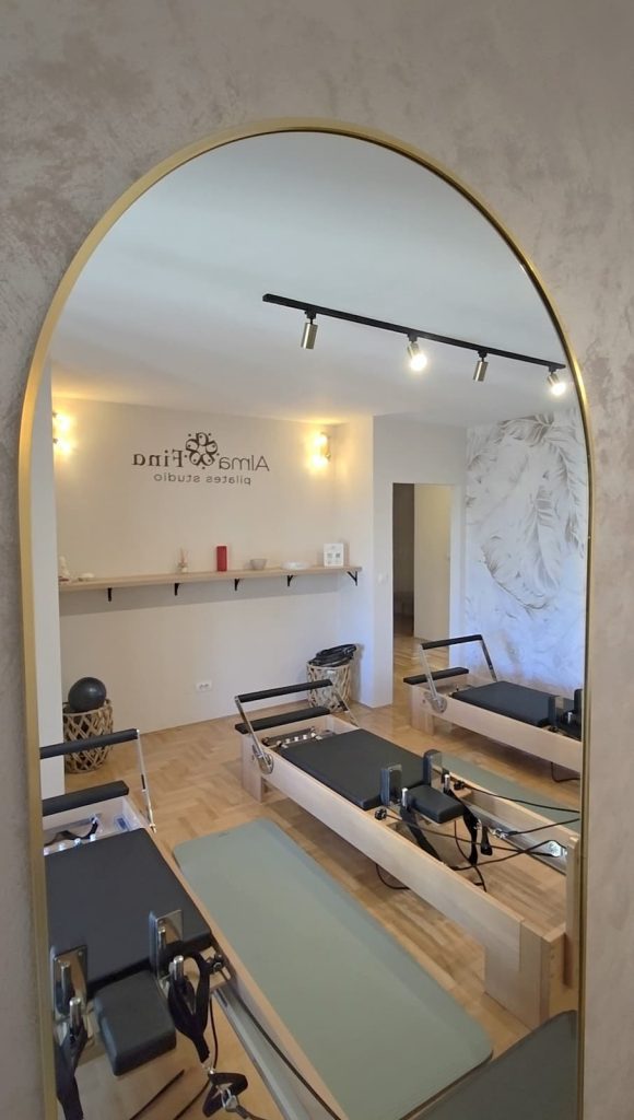 Tri reformera za pilates vežbe u studiju Alma Fina.